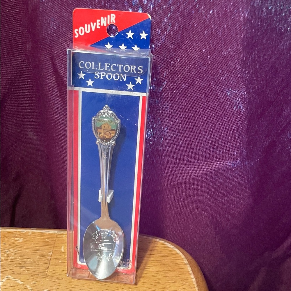 Souvenir Collectors Spoon - Silver Pigeon Forge Tennessee